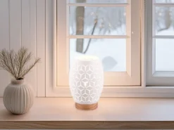 Kleine LED Tischleuchte in Weiß mit ausgefallenem Stanzmuster, H: 21cm
