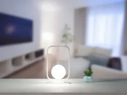 Kleine LED Tischleuchte Metall mit Glaskugel Opalweiß, Höhe 26cm