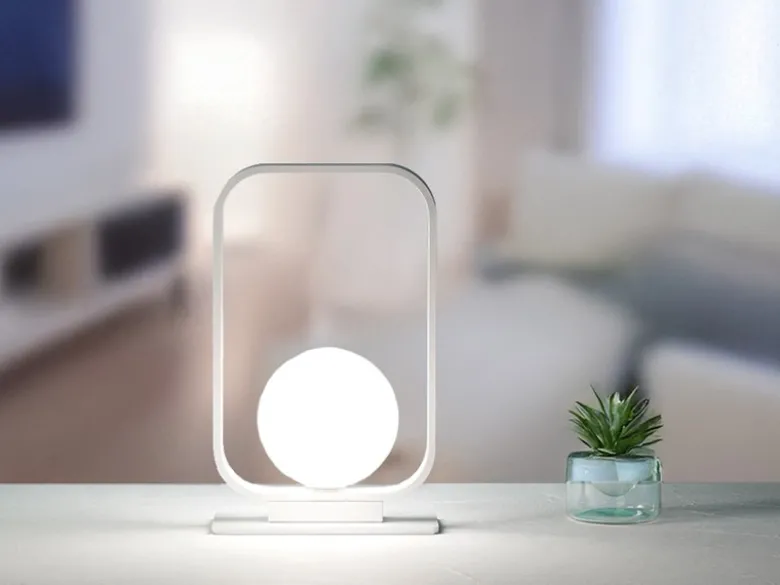 Kleine LED Tischleuchte Metall mit Glaskugel Opalweiß, Höhe 26cm