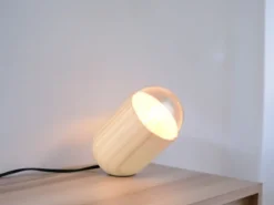 Kleine LED Tischleuchte oval aus hellem Naturholz, Höhe 13,5cm