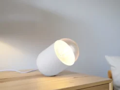 Kleine LED Tischleuchte oval aus Metall in Weiß, Höhe 13,5cm