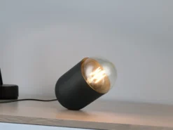 Kleine LED Tischleuchte oval aus Metall in Schwarz, Höhe 13,5cm