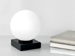 Kleine LED Tischleuchte Schwarz mit Glaskugel in Opalweiß, Höhe 17,5cm