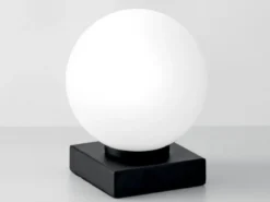 Kleine LED Tischleuchte Schwarz mit Glaskugel in Opalweiß, Höhe 17,5cm