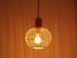 Kleine Pendelleuchte GILA mit Gitter Lampenschirm Beige, Ø 23cm