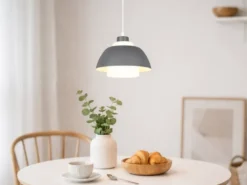 Kleine Pendelleuchte TILOS skandinavisch mit Metall- & Glasschirm Ø 23cm