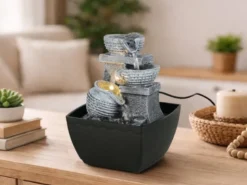 Kleiner LED Zimmerbrunnen LUMA mit Krug Deko & USB Kabel, Höhe 18cm