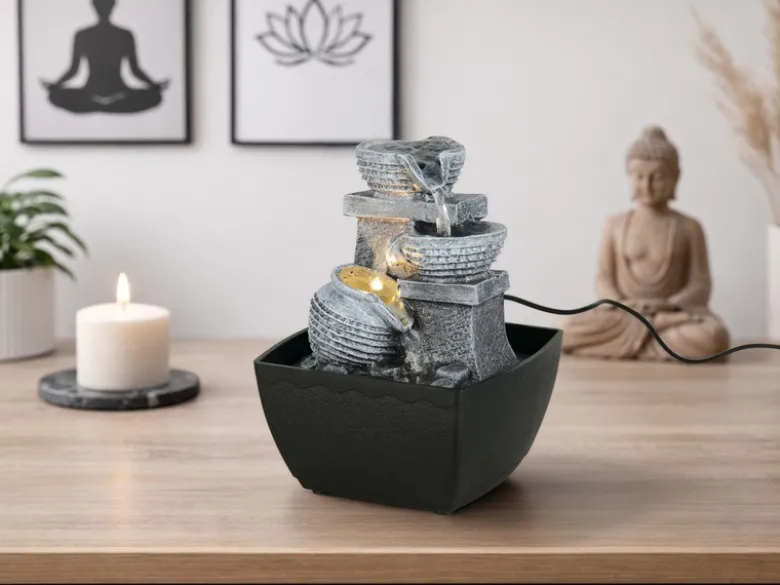 Kleiner LED Zimmerbrunnen LUMA mit Krug Deko & USB Kabel, Höhe 18cm