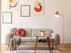 Kleine Stehlampe COSIMA mit Schwenkarm aus Metall Apricot, Höhe 126,5cm