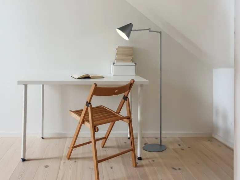 Kleine Stehlampe COSIMA mit Schwenkarm aus Metall Anthrazit, Höhe 126,5cm