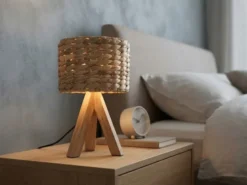 Kleine Tischlampe mit Holz Dreibein & E14 Schirm Wasserhyazinthe, Höhe 26cm