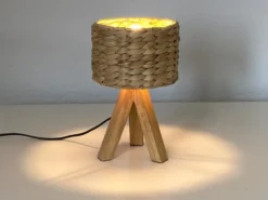 Kleine Tischlampe mit Holz Dreibein & E14 Schirm Wasserhyazinthe, Höhe 26cm
