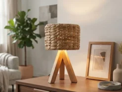 Kleine Tischlampe mit Holz Dreibein & E14 Schirm Wasserhyazinthe, Höhe 26cm