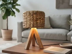 Kleine Tischlampe mit Holz Dreibein & E14 Schirm Wasserhyazinthe, Höhe 26cm