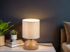 Kleine Tischleuchte LUCI mit Keramikfuß Holzoptik & Stoffschirm, Höhe 23cm