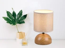 Kleine Tischleuchte LUCI mit Keramikfuß Holzoptik & Stoffschirm, Höhe 23cm