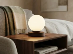 Kleine Touch Tischleuchte Rostoptik mit Glas Kugel Weiß & E14 LED, Höhe 15cm