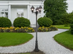 Landhausstil Straßenlaterne NORFOLK 3-flammig mit Bleiglas, Höhe 227cm