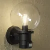 LED Außenwandleuchte mit Bewegungsmelder, Schwarz mit Glas Kugel Ø 20cm