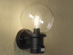 LED Außenwandleuchte mit Bewegungsmelder, Schwarz mit Glas Kugel Ø 20cm