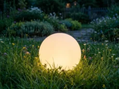 LED Garten Kugelleuchte mit Erdspieß, RGBW Leuchtmittel & Fernbedienung - Ø 38cm
