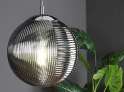 LED Pendelleuchte einflammig mit Relief Glaskugel aus Rauchglas, Ø 25cm