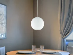 LED Pendelleuchte mit Kugel aus weißem Opalglas, Ø 30cm