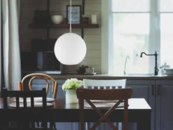 LED Pendelleuchte mit Kugel aus weißem Opalglas, Ø 25cm