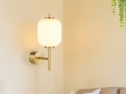 LED Retro Wandleuchte EWALD aus Metall in Messing & Opalglas, Höhe 32,5cm