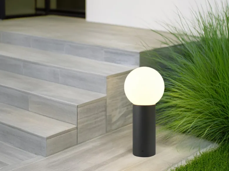 LED Sockelleuchte aus Aluminium in Anthrazit mit Glaskugel, Höhe 40cm