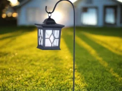 LED Solar Erdspießleuchte mit aufgehängter Laterne, Schwarz Höhe 68cm