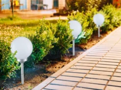 LED Solarkugeln Garten - 2er SET, Leuchtkugel Ø 25cm mit Erdspieß