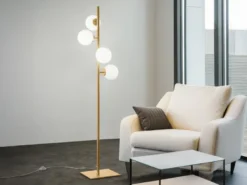 LED Stehlampe 4-flammig Gold mit Glaskugeln in Opalweiß, Höhe 150cm