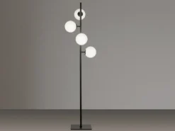 LED Stehlampe 4-flammig Schwarz mit Glaskugeln in Opalweiß, Höhe 150cm