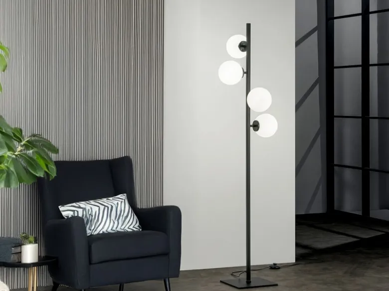 LED Stehlampe 4-flammig Schwarz mit Glaskugeln in Opalweiß, Höhe 150cm