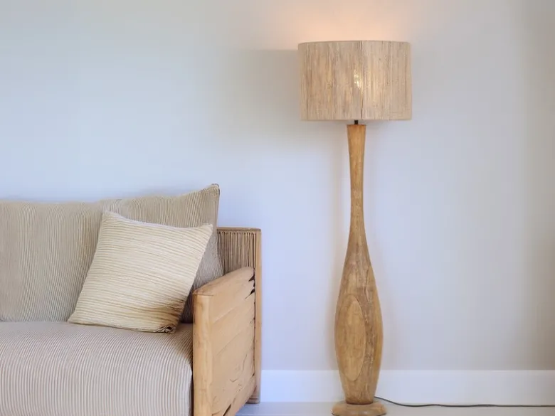 LED Stehleuchte aus Naturholz mit Lampenschirm aus Jute, Höhe 135cm