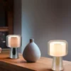 LED Tischleuchte aus Glas Bernsteinfarben mit Stoffschirm innen, Höhe 29cm