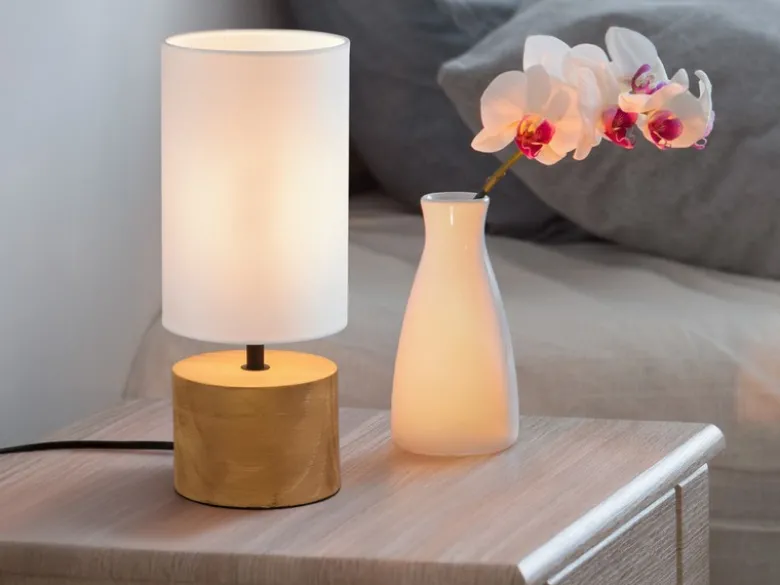 LED Tischleuchte Holzfuß mit Stoffschirm in Weiß, Höhe 30cm