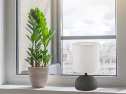 LED Tischleuchte Keramik Braun runder Stofflampenschirm Weiß, Höhe 23cm