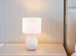 LED Tischleuchte mit Keramikfuß und Stoffschirm in Weiß, Höhe 31cm