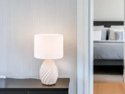 LED Tischleuchte mit Keramikfuß und Stoffschirm in Weiß, Höhe 31cm
