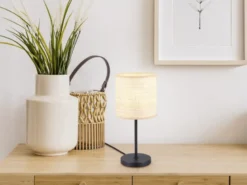 LED Tischleuchte mit Lampenschirm aus geflochtenem Bast, Höhe 37cm