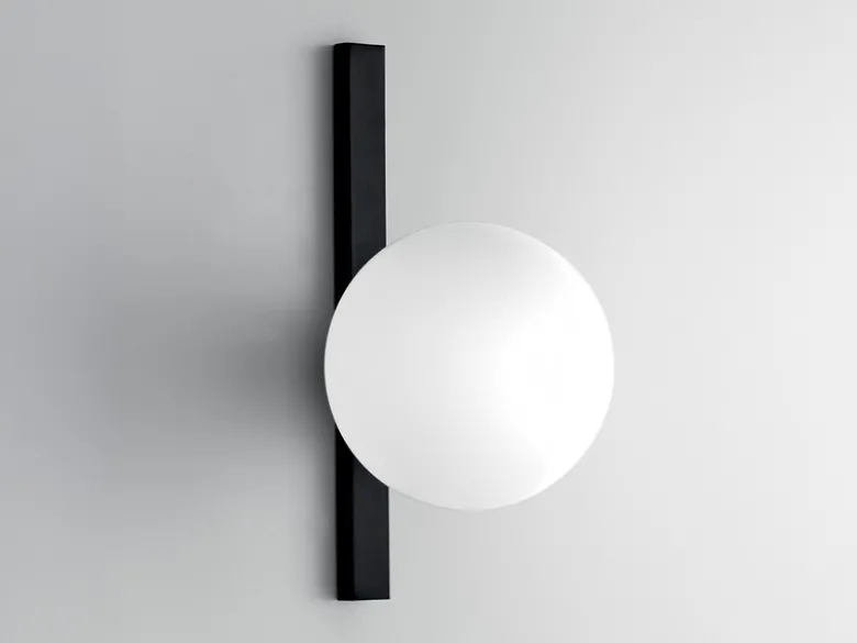 LED Wandleuchte 1-flammig Schwarz mit Glaskugel Opalweiß, Höhe 28cm