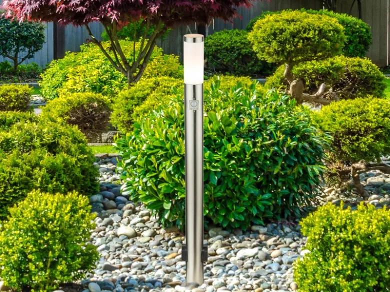 LED Wegeleuchte mit Bewegungsmelder & Steckdosen in Silber, H 110cm