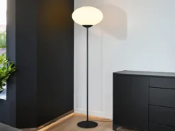 Retro Stehleuchte FOMENTO Schwarz mit Glaskugel, Höhe 150cm