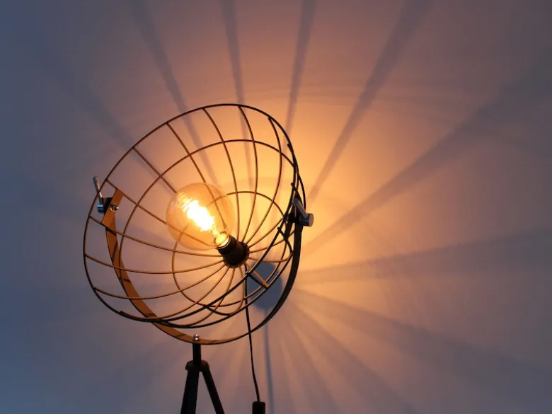 Retro Stehleuchte LED GRID schwenkbarer Gitterschirm aus Metall Anthrazit, 146cm