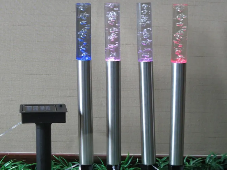 4 RGB LED Solarstäbchen mit Erdspieß & separatem Solarpanel für den Außenbereich