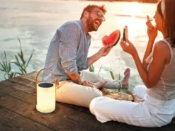 RGB Outdoor Tischleuchte BARI per USB & Solar aufladbar, Höhe 34cm