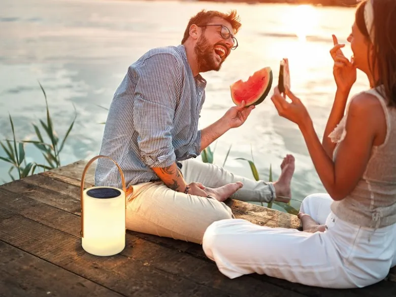 RGB Outdoor Tischleuchte BARI per USB & Solar aufladbar, Höhe 34cm
