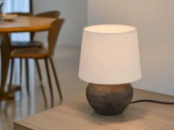 Rustikale Keramik Tischleuchte LOU Braun Stoffschirm in Beige, Höhe 25cm